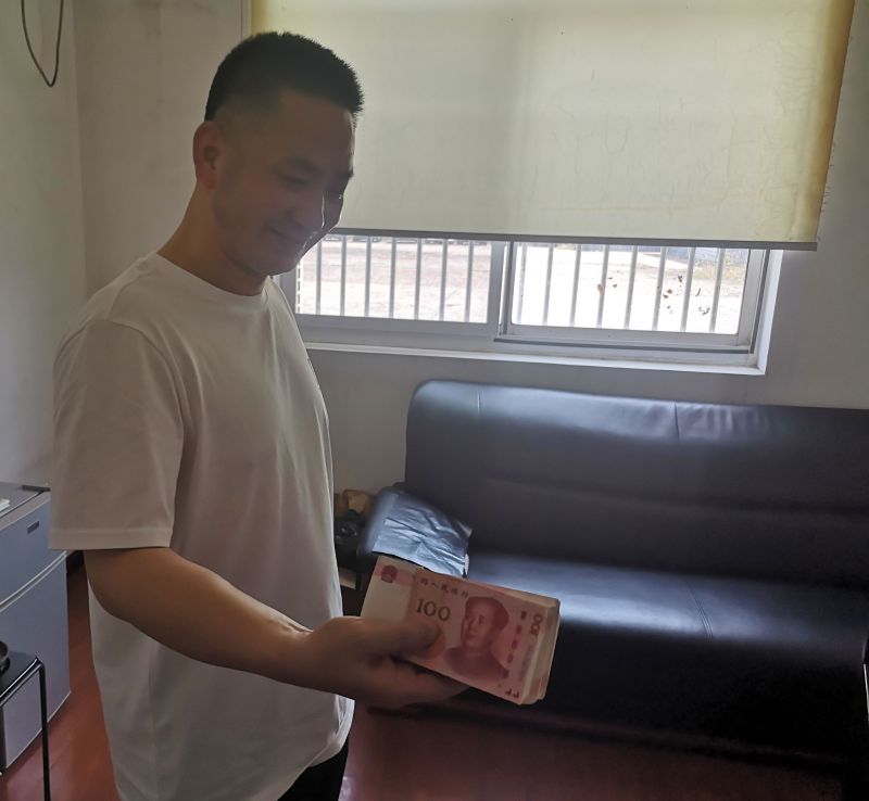 點(diǎn)贊！拾金不昧好的哥 萬元現(xiàn)金物歸原主
